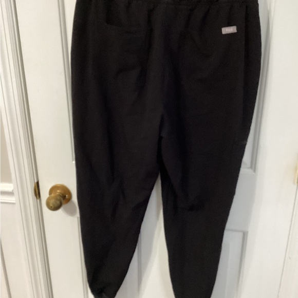 Figs Scrub Set Zamora Jogger Pants Large Petite + Rafaela Top Medium Black - Picture 4 of 4